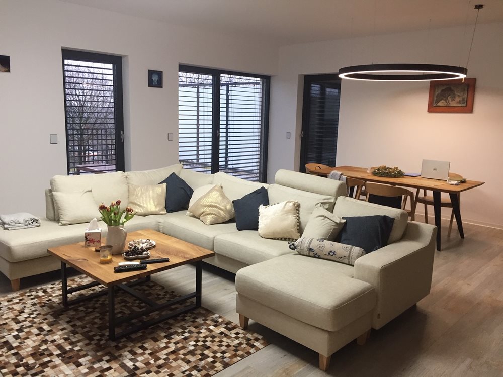 Wohnzimmer mit automatischer Beleuchtung, Beschattung