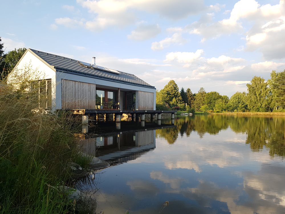 Die Villa steht auf Säulen direkt über dem Wasser
