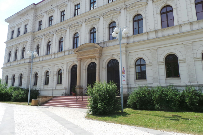 Základní škola Na Valech